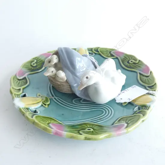 MAJOLICA ART NOUVEAU WATER LILY PLATE (DIA  175MM)  & SM LLADRO DUCK WITH BABIES 
