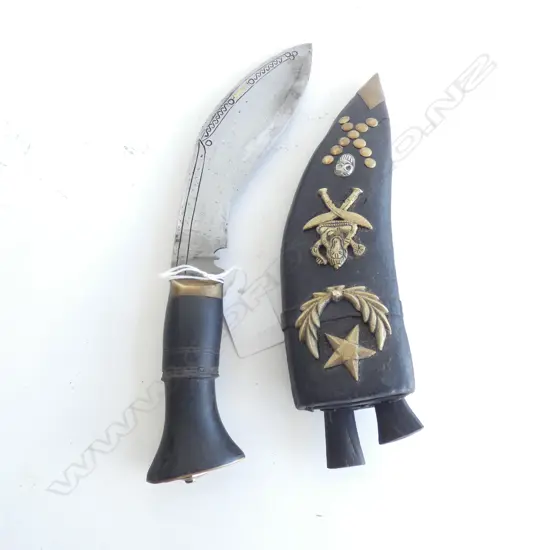 OLD LEATHER & BRASS GURKHA KUKRI KNIFE & SCABBARD (L 265MM) WITH 2 SM KNIVES (L 75MM) IN POUCH 