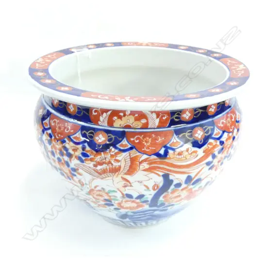 AN IMARI JARDINIERE D 280 MM