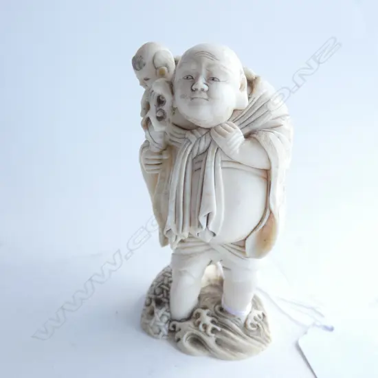 JAPANESE IVORY CARVING 'MAN w. CHILD CROSSING RIVER' H.85mm