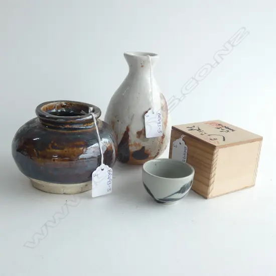 3 ORIENTAL POTTERY PCS; OLD BROWN GLAZE POT / STUDIO VASE (H. 155MM) & BLUE & WHITE CUP WITH BOX 