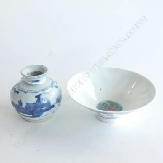 SMALL ORIENTAL BOWL & B/W VASE 