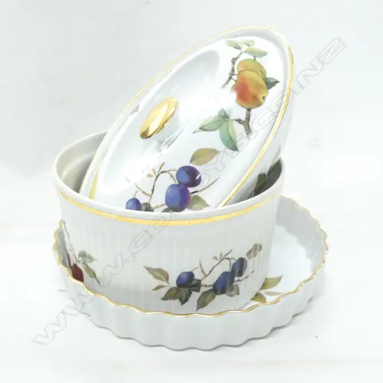 3 PCES R/WORCESTER 'EVESHAM'; LIDDED DISH, QUICHE & SOUFFLE 175mm dia 