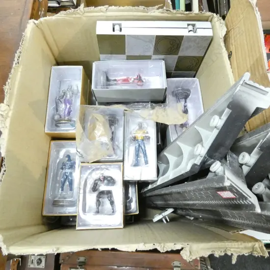 BOX LOT MARVEL COMICS CHESS SET