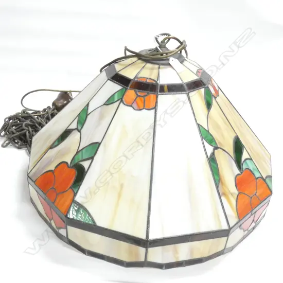 LG TIFFANY LEADLIGHT CEILING LIGHT INCL. FITTINGS - SOME CRACKS TO ONE PANEL DIA 590MM