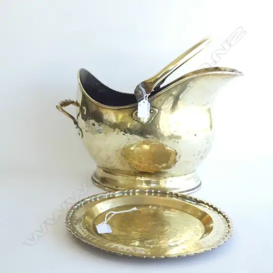 LG BRASS COAL SCUTTLE (L 385MM) & ORIENTAL TRAY (DIA 310MM)