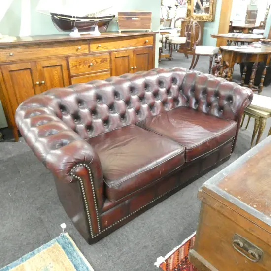 DARK RED/BROWN 2 SEATER LEATHER SOFA BUTTON BACK