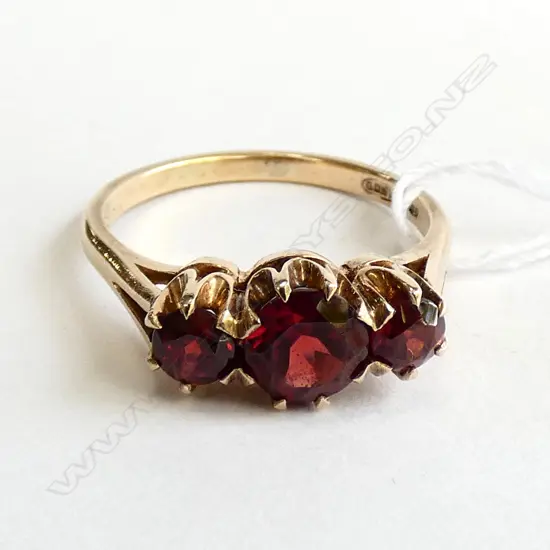 9CT GOLD AND GARNET RING SIZE UK P
