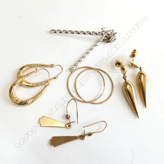 EARRINGS 1 PR STIRLING SILVER DROPS & 4 PAIRS GOLD EARRINGS TOTAL 4.3GMS 