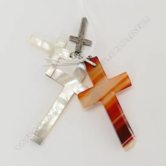 2 CROSSES 1 MOTHER OF PEARL & 1 AGATE + 2 SMALL CROSS