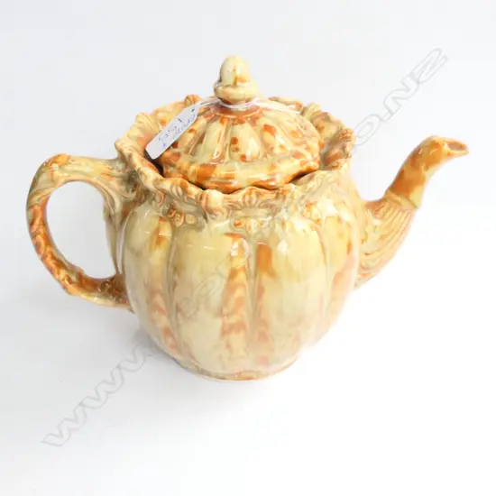 TEMUKA FRILLED LIP TEAPOT R. LOVATT DESIGN