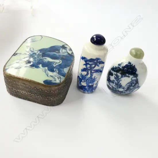 2 CHINESE B/W SNUFF BOTTLES & PORCELAIN FRAGMENT LIDDED BOX