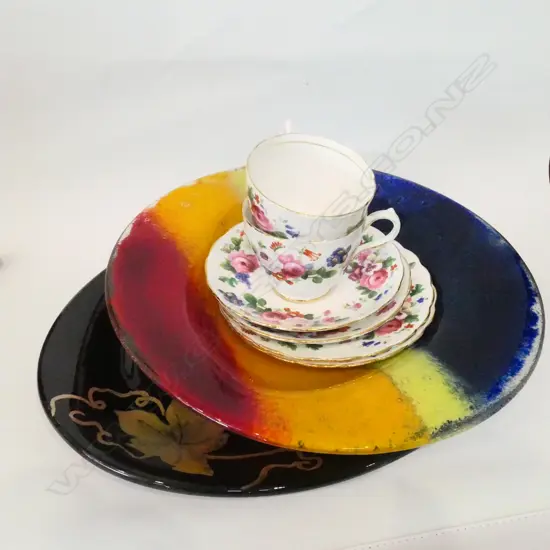 2 PLATES ONE ART GLASS, 2 TRIOS