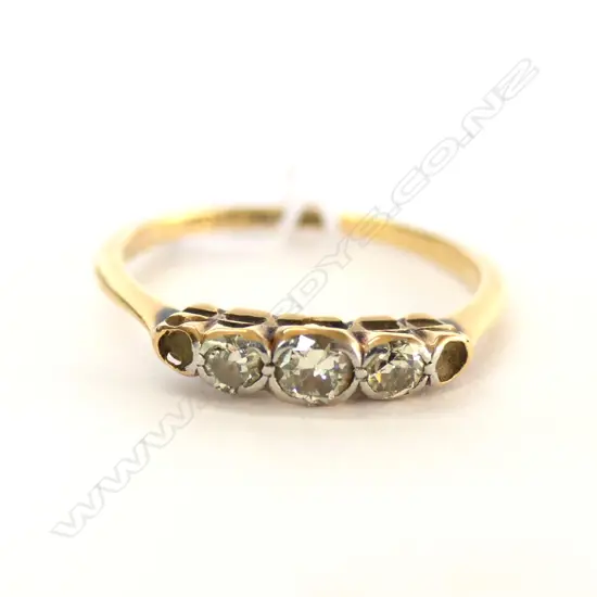 ANTIQUE 18CT GOLD AND DIAMOND RING (WORN 2 DIAMONDS MISSING)