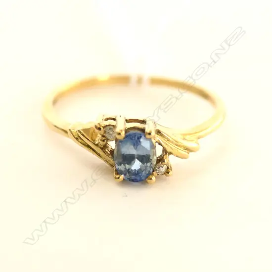 18CT GOLD SAPPHIRE & DIAMOND RING