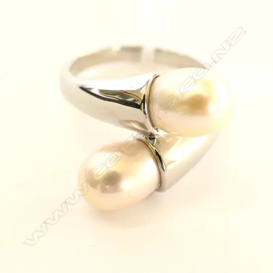 SILVER AND PEARL RING 