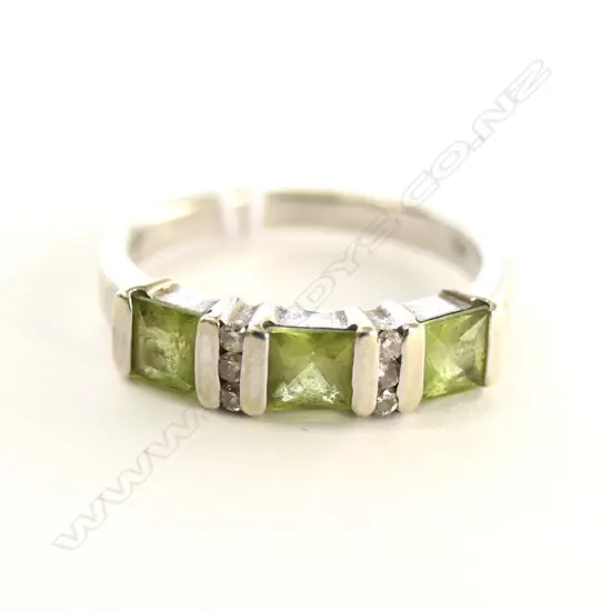 9CT WHITE GOLD PERIDOT AND DIAMOND RING