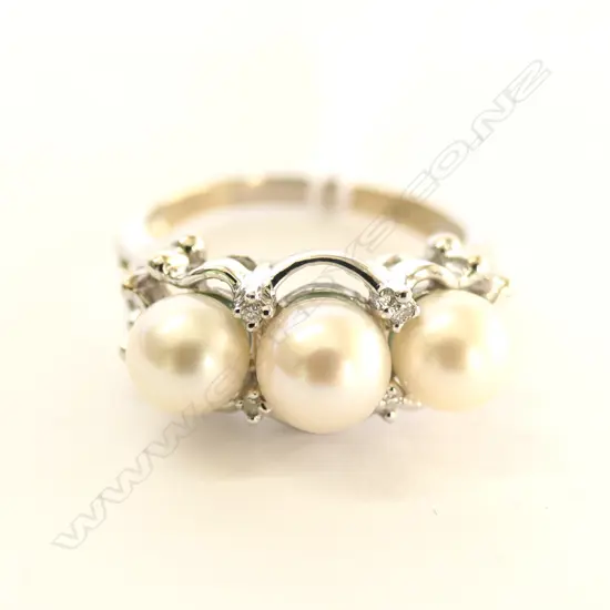 14CT WHITE GOLD PEARL AND DIAMOND RING