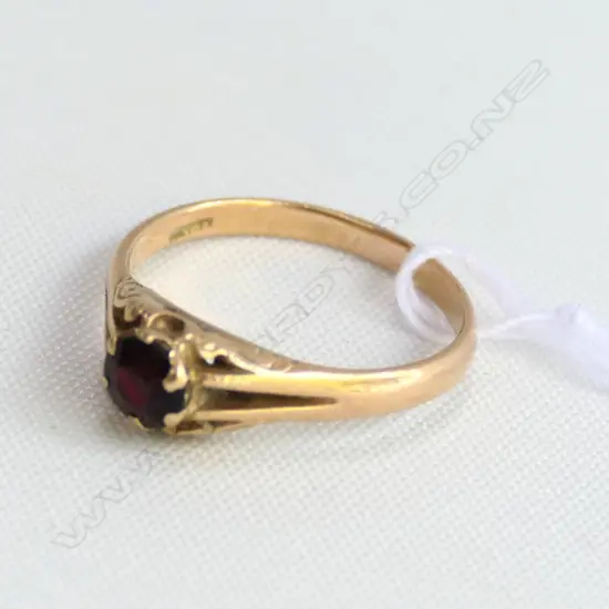 18 CT GOLD & GARNET RING 3.07GMS