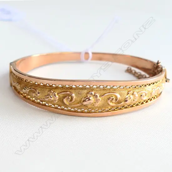 VICTORIAN 9ct GOLD HALF HINGED BRACELET. 10.9gm