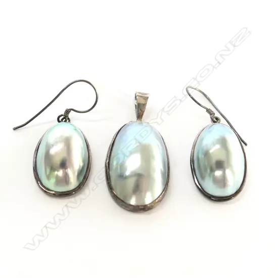 SILVER AND PEARL PENDANT AND EARRINGS