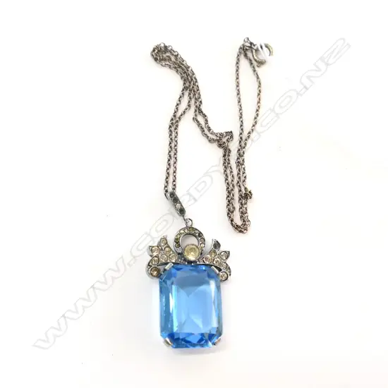 VERY PRETTY COSTUME FAUX SAPPHIRE PENDANT ON SILVER CHAIN