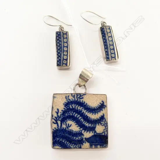 ANTIQUE WILLOW PATTERN CHINA  SILVER PENDANT AND EARRINGS
