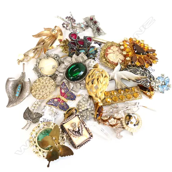 LARGE LOT VINTAGE BROOCHES 
