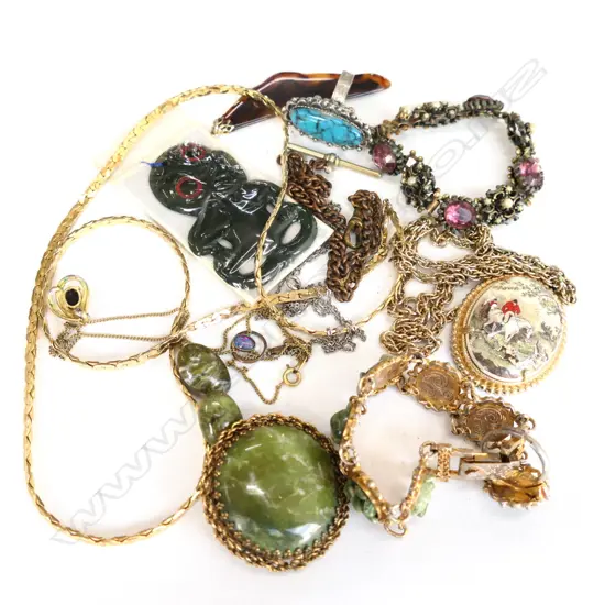 LOT COSTUME JEWELLERY INCL GREEN SET 