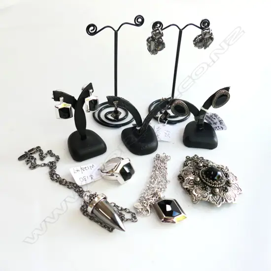 LOT COSTUME JEWELLERY, EARRINGS, NECKLACES & RING