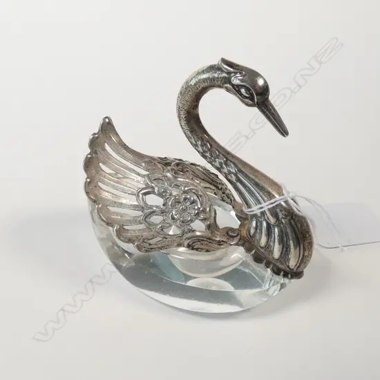 SILVER MOUNTED CRYSTAL SWANN SALT. L.70mm