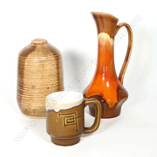 3 POTTERY PIECES, 70S JUG &  NZ POTTERY FLAGON (SIGNED) & MUG. JUG H.250MM