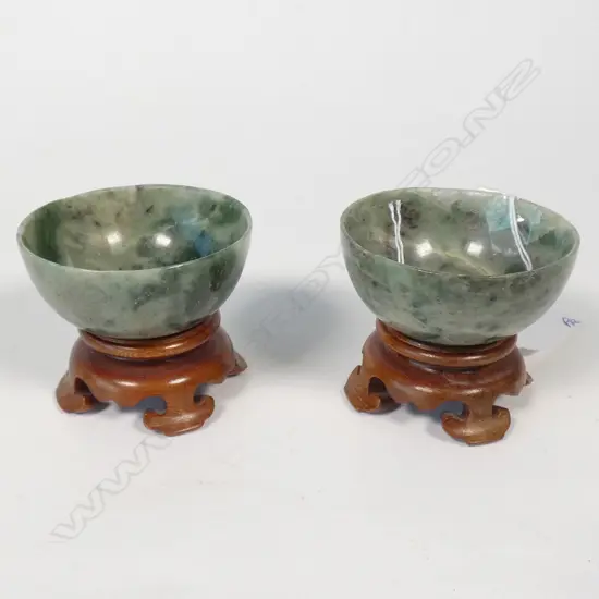 PR SMALL CHINESE SPINACH JADE BOWLS ON STANDS Dia.51mm