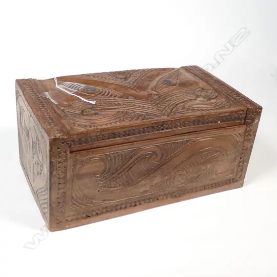 LARGE CARVED WOODEN MAORI BOX L. 235MM 