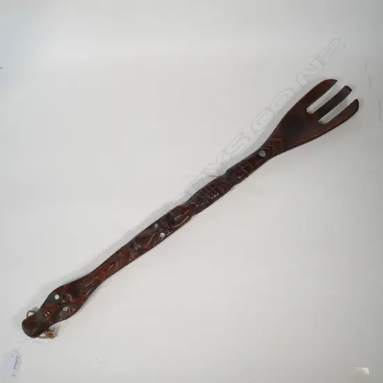 LGE MAORI CARVED SERVER. L. 665mm PAUA INSERTS