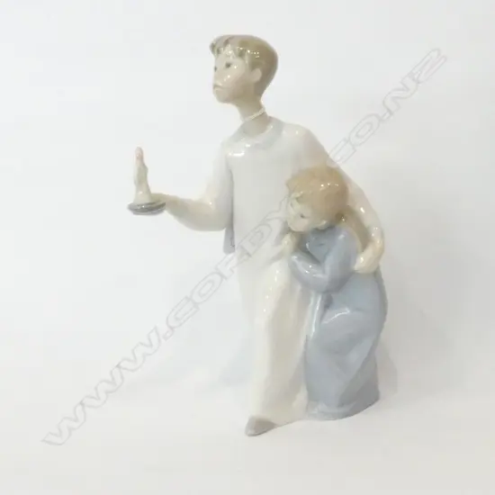 LLADRO FIGURINE BOY, GIRL AND CANDLE 200MM H