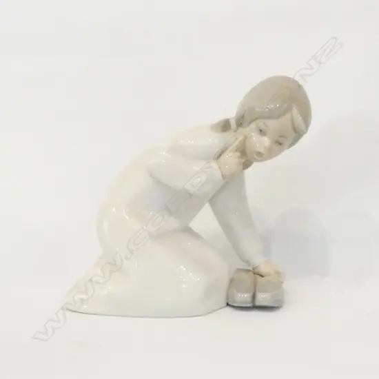 LLADRO FIGURE GIRL AND SLIPPERS 140MM H