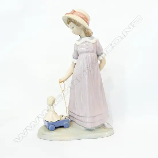 LLADRO FIGURINE GIRL AND DOLL 270MM H