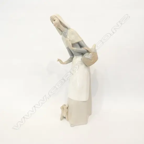 LLADRO FIGURE NUN AND PUPPY 265MM H