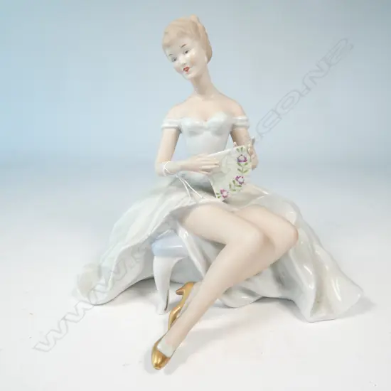 WALLENDORF SEATED LADY FIGURINE 210MM H