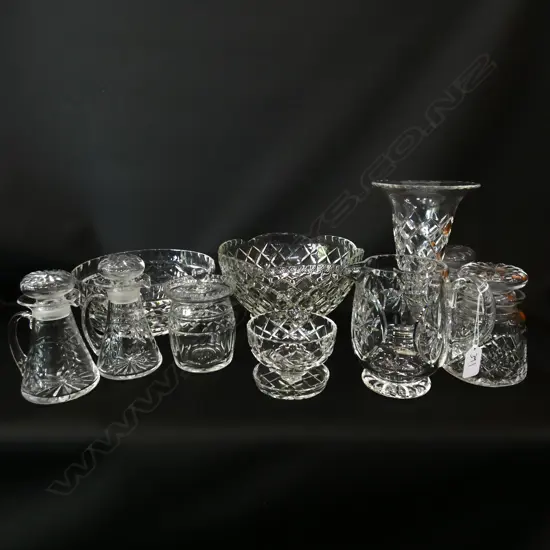 COLLECTION OF 10 CRYSTAL PCES