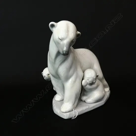 LLADRO POLAR BEAR & 2 PUPS