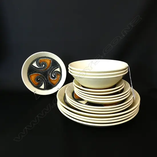 17 PCES CROWN LYNN EARTHSTONE INCL. 'POLYNESIA' 