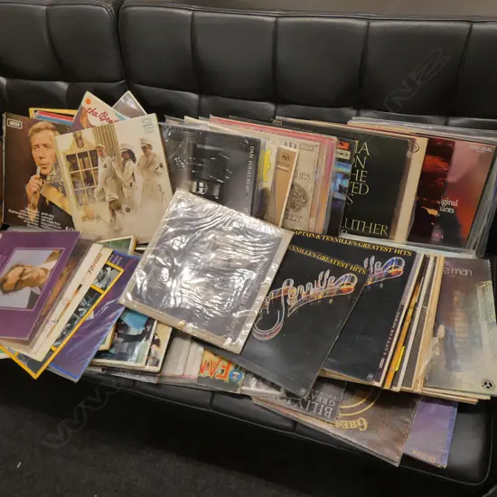 BOX OF RECORDS INCL. KENNY RODGERS, BARBRA STREISAND, MELANIE ETC 