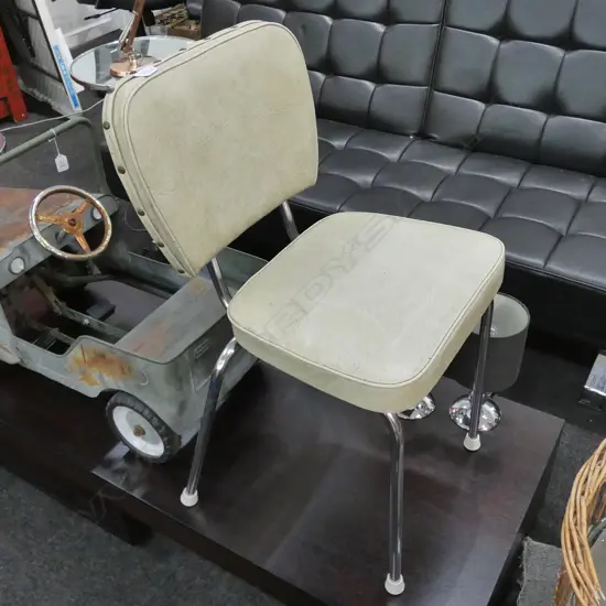 RETRO VINYL WHITE CHAIR