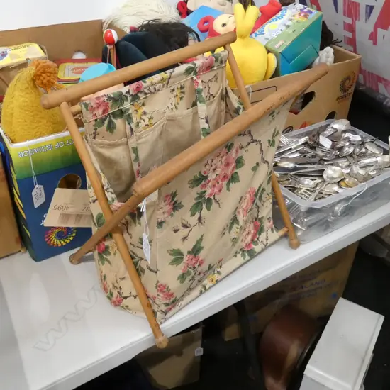 BOX LOT VINTAGE SEWING / KNITTING ACCESSORIES