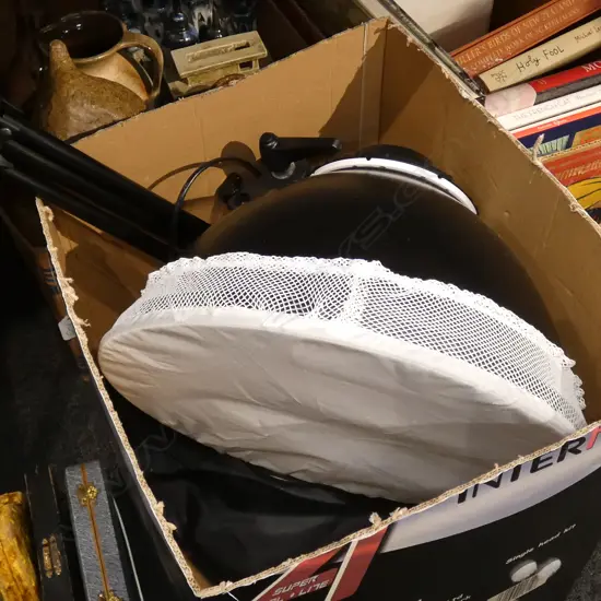 BOX LOT STUDIO LIGHT, TRIPOD 