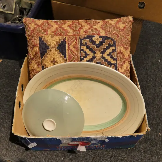 BOX LOT SUSIE COOPER PLATES, 2 SILK CUSHIONS
