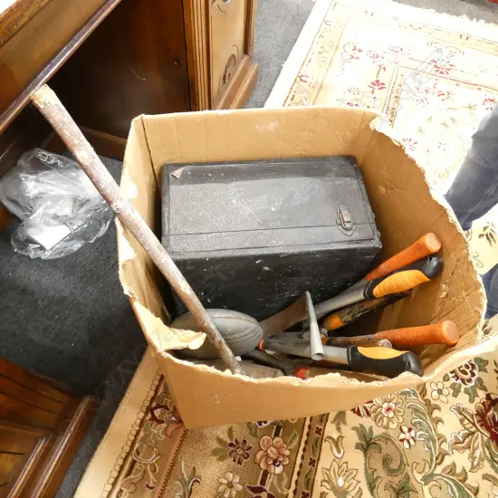 BOX OF GARDEN TOOLS ETC
