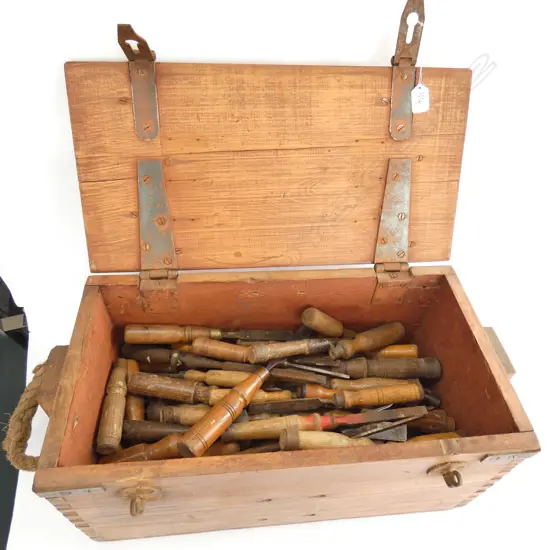 CARPENTERS BOX OF ASST. CHISELS 